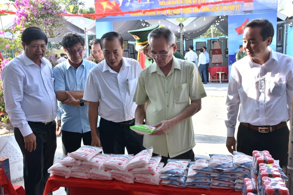 B&iacute; thư Tỉnh ủy Bạc Li&ecirc;u Lữ Văn H&ugrave;ng b&ecirc;n sản phẩm muối Đ&ocirc;ng Hải Bạc Li&ecirc;u (Ho&agrave;ng Nam)