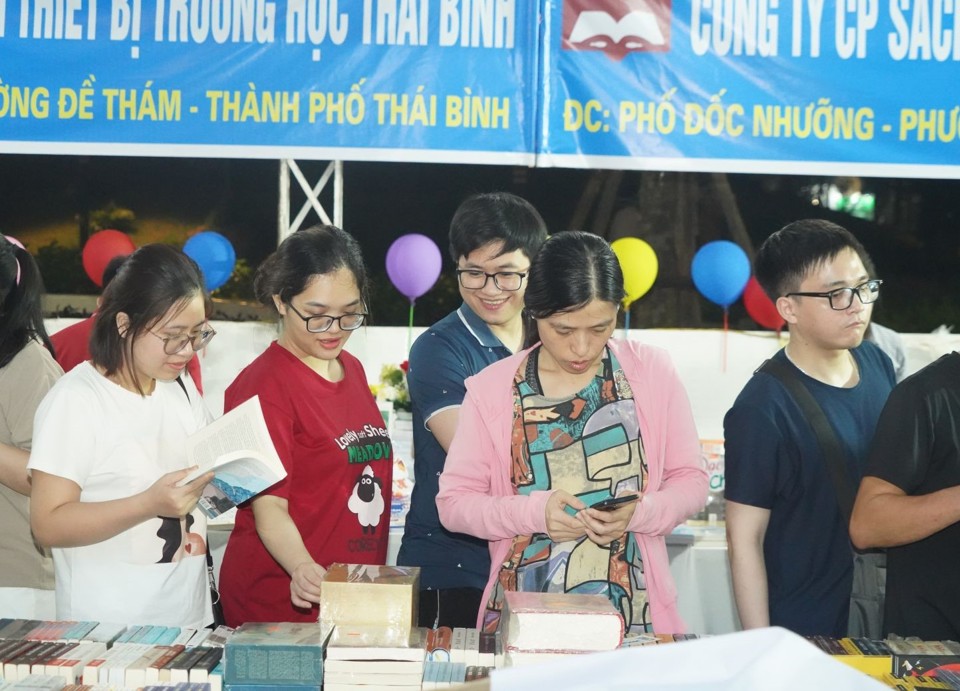 Ngày Sách và Văn hóa đọc Việt Nam: tặng sách hay, mua sách thật - Ảnh 1