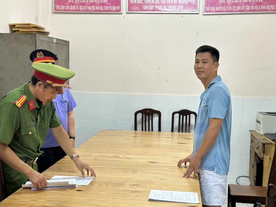 C&ocirc;ng an tống đạt quyết định bắt tạm giam Đặng Văn Lĩnh.