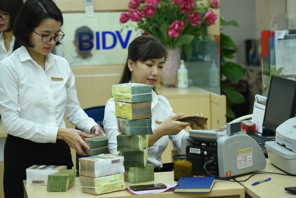 Hoạt động kiểm ngân tại chi nhánh BIDV Hà Nội. Ảnh: Phạm Hùng