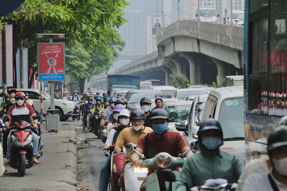 T&igrave;nh trạng &ugrave;n tắc giao th&ocirc;ng thường xuy&ecirc;n diễn ra, đặc biệt l&agrave; v&agrave;o giờ cao điểm.