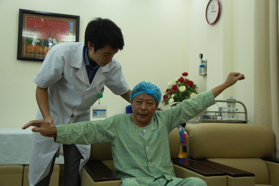 Khám và điều trị cho bệnh nhân tại Bệnh viện Đa khoa Xanh Pôn. Ảnh: Phạm Hùng