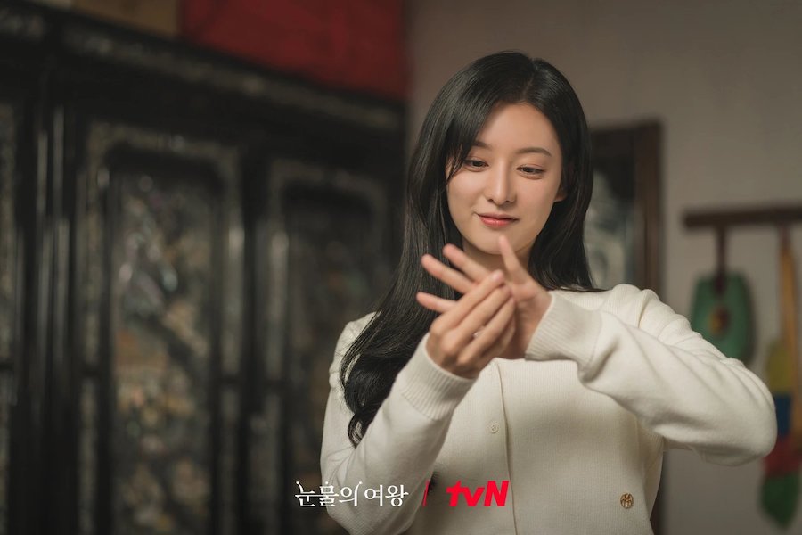 Nữ ch&iacute;nh Hong Hae In (Kim Ji Won) được chồng cầu h&ocirc;n lại nhưng c&ocirc; từ chối. Ảnh: tvN