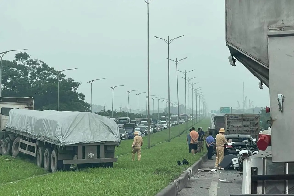 Hiện trường vụ tai nạn li&ecirc;n ho&agrave;n tại cầu Ph&ugrave; Đổng