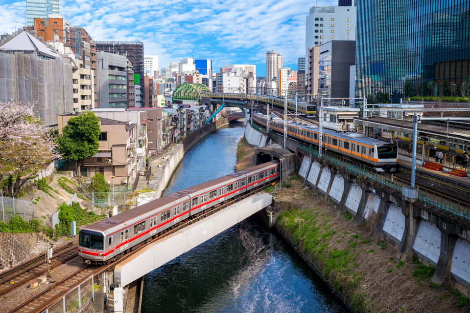 Tuyến đường sắt đ&ocirc; thị tại Thủ đ&ocirc; Tokyo, Nhật Bản. Ảnh: Reuters