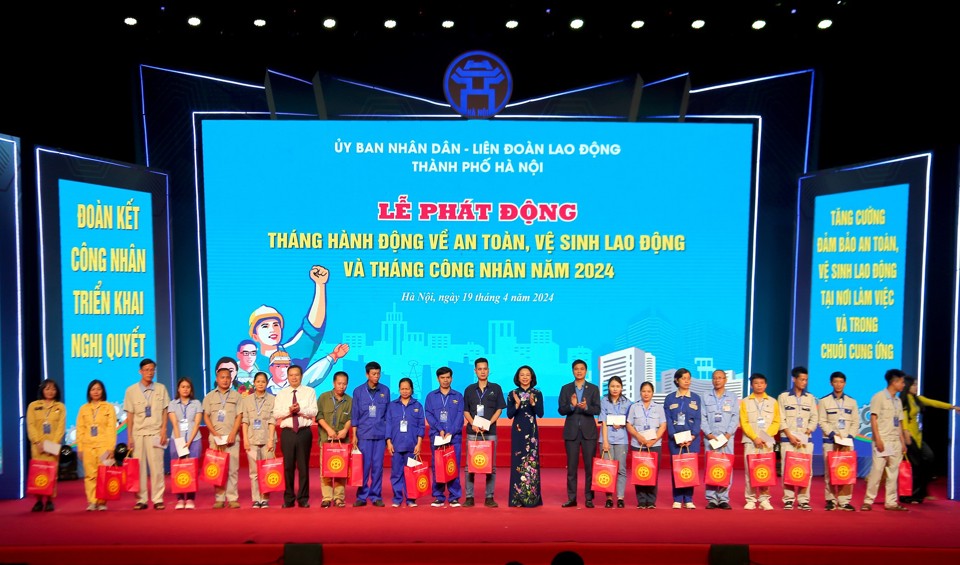 L&atilde;nh đạo Tổng Li&ecirc;n đo&agrave;n Lao động Việt Nam, Bộ LĐTB&amp;XH, TP H&agrave; Nội trao qu&agrave; cho c&ocirc;ng nh&acirc;n c&oacute; ho&agrave;n cảnh kh&oacute; khăn, bị tai nạn lao động.