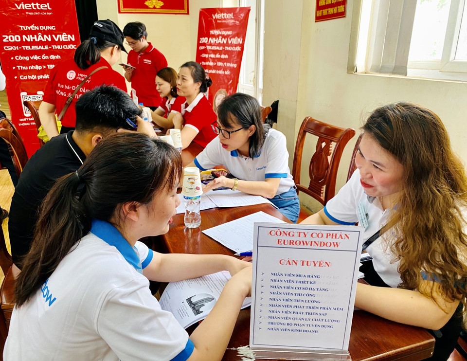 Người lao động ứng tuyển, trả lời phỏng vấn tại Phi&ecirc;n GDVL lưu động huyện M&ecirc; Linh năm 2024.