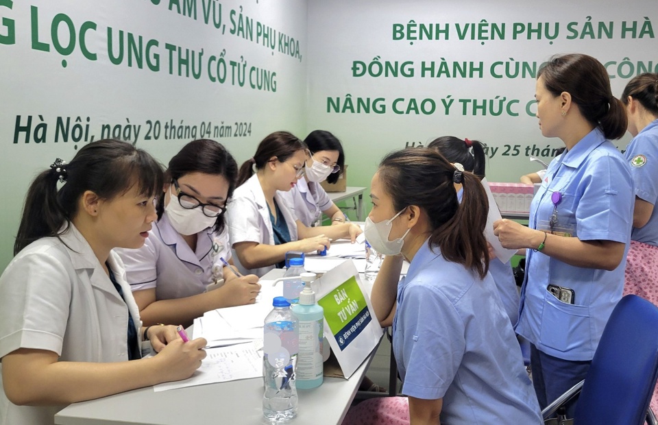 C&ocirc;ng nh&acirc;n lao động cảm thấy vui v&agrave; tin tưởng khi được tư vấn, s&agrave;ng lọc ung thư miễn ph&iacute;