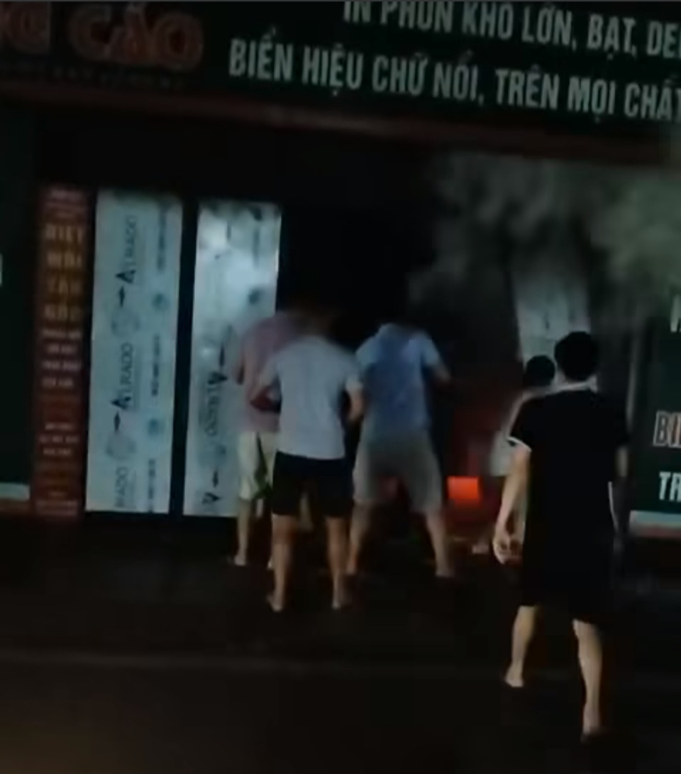 Hà Nội: Cháy dữ dội tại cửa hàng quảng cáo giữa trời mưa lớn - Ảnh 2