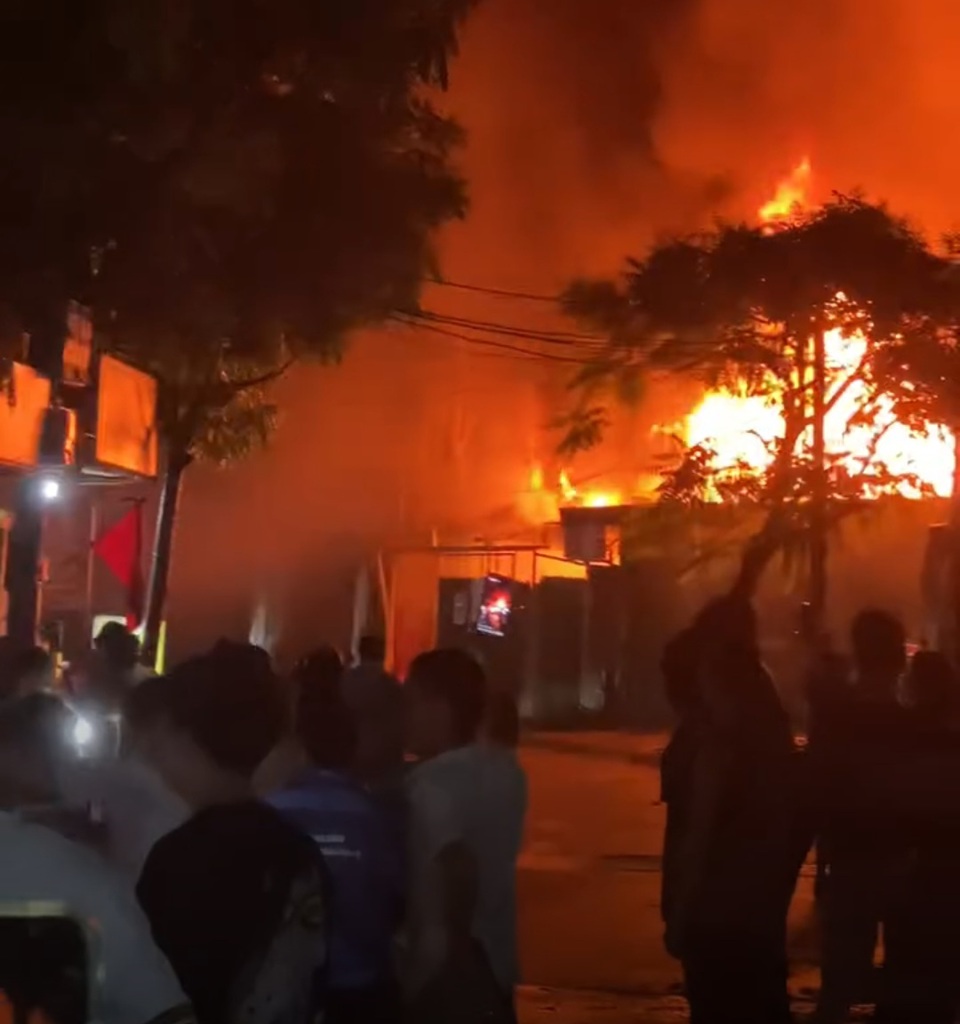 Hà Nội: Cháy dữ dội tại cửa hàng quảng cáo giữa trời mưa lớn - Ảnh 3