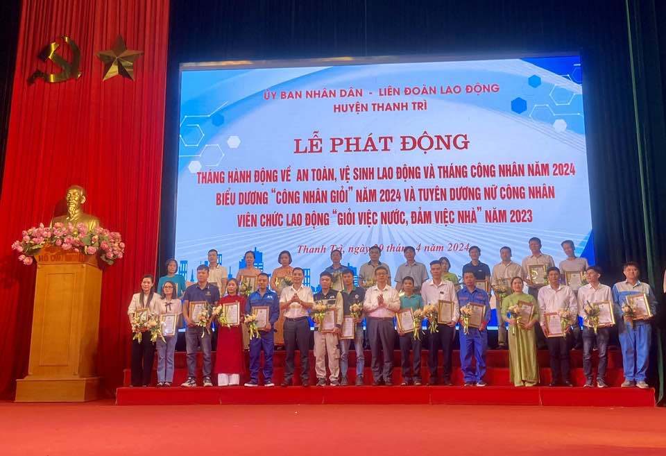 Ph&oacute; Chủ tịch Thường trực LĐLĐ TP L&ecirc; Đ&igrave;nh H&ugrave;ng v&agrave; Ph&oacute; Chủ tịch UBND huyện Thanh Tr&igrave; Nguyễn Văn Hưng trao Giấy khen cho c&aacute;c tập thể, c&aacute; nh&acirc;n.