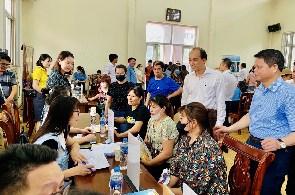 L&atilde;nh đạo Sở LĐTB&amp;XH H&agrave; Nội, UBND huyện M&ecirc; Linh trao đổi với c&aacute;c DN v&agrave; người lao động tham gia Phi&ecirc;n GDVL.