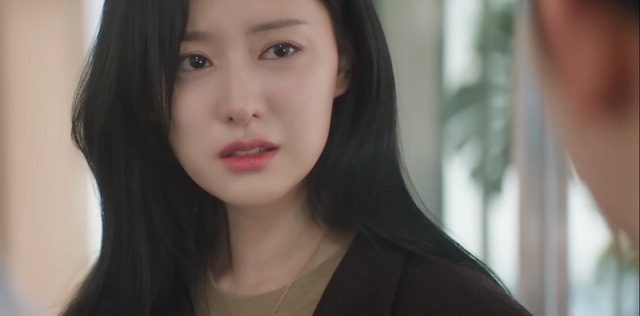 Kim Ji Won trong tập 13 "Nữ ho&agrave;ng nước mắt". Ảnh: Chụp m&agrave;n h&igrave;nh