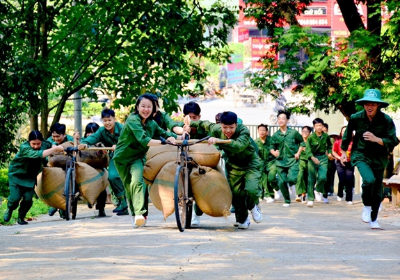 Những &ldquo;Chiến sĩ nhỏ Điện Bi&ecirc;n&rdquo; t&aacute;i hiện cảnh &nbsp;đẩy xe đạp thồ giống như c&aacute;c chiến sĩ xưa&nbsp;. Ảnh: Phạm Ki&ecirc;n