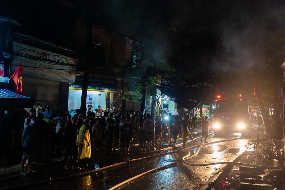 Hà Nội: Cháy dữ dội tại cửa hàng quảng cáo giữa trời mưa lớn - Ảnh 4