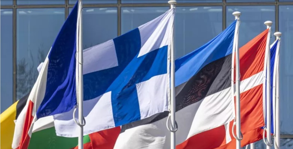 Quốc kỳ Phần Lan bay trước Trụ sở NATO tại Brussels, Bỉ. Ảnh: Getty