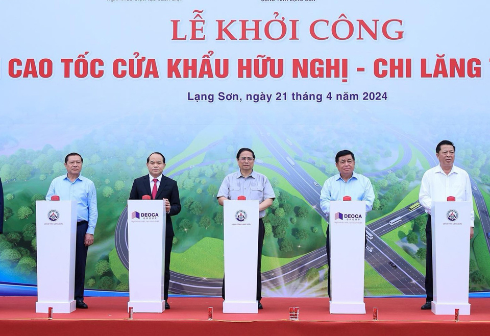 Thủ tướng Chính phủ Phạm Minh Chính và các đại biểu thực hiện nghi thức khởi công Dự án cao tốc Hữu Nghị - Chi Lăng. Ảnh: Trần Hải