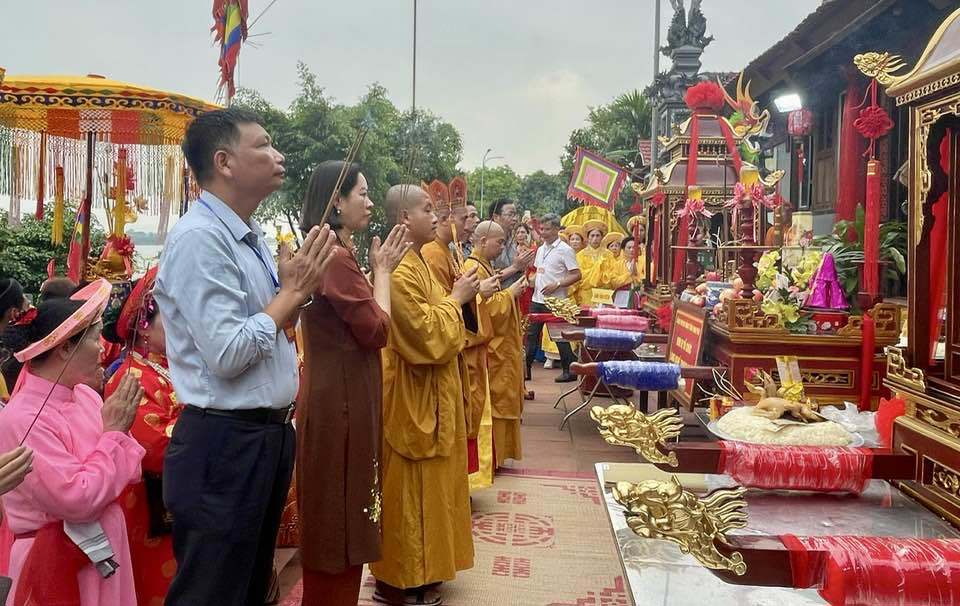 C&aacute;c đại biểu l&agrave;m lễ d&acirc;ng hương trước khi xuống thuyền l&agrave;m lễ cấp thủy.