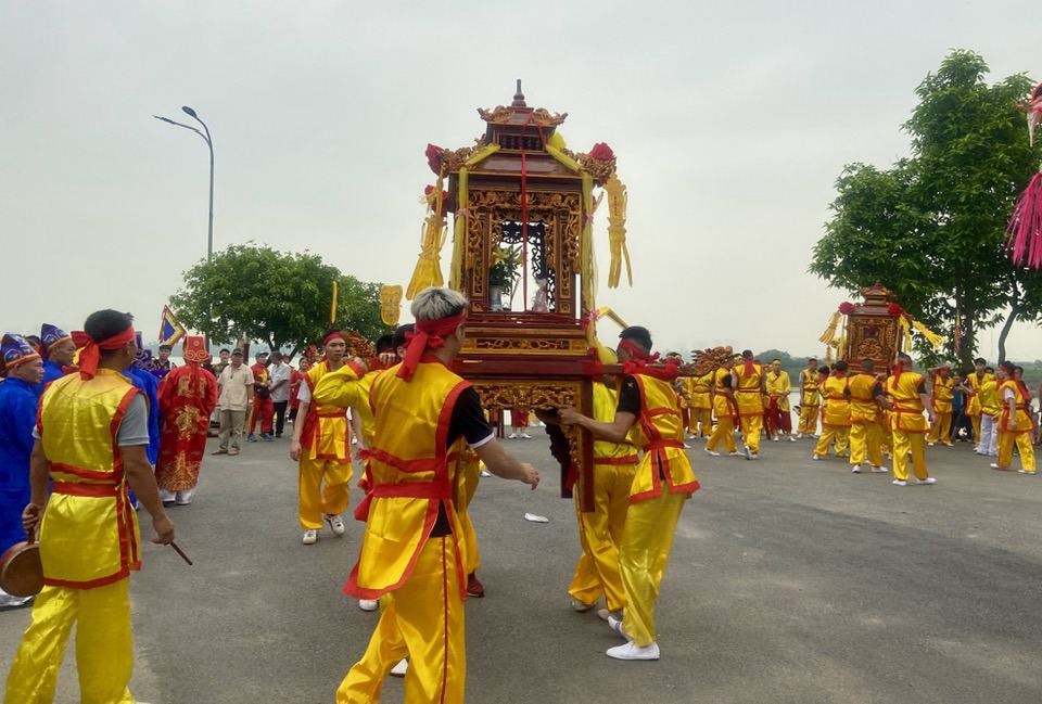 C&aacute;c kiệu rước nước của c&aacute;c ch&ugrave;a xoay v&ograve;ng ch&agrave;o nhau trước khi v&agrave;o l&agrave;m lễ.&nbsp;&nbsp;