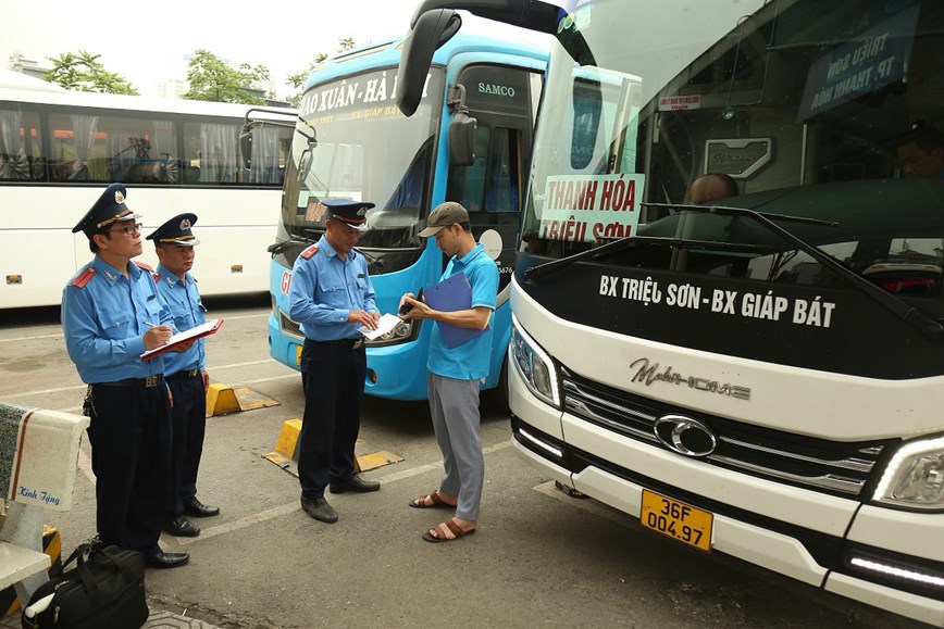 S&aacute;ng ng&agrave;y 22/4, lực lượng Thanh tra Sở GTVT TP H&agrave; Nội tiến h&agrave;nh kiểm tra c&aacute;c xe kh&aacute;ch c&oacute; mặt tại bến xe Gi&aacute;p B&aacute;t v&agrave; Nước Ngầm.&nbsp;&nbsp;