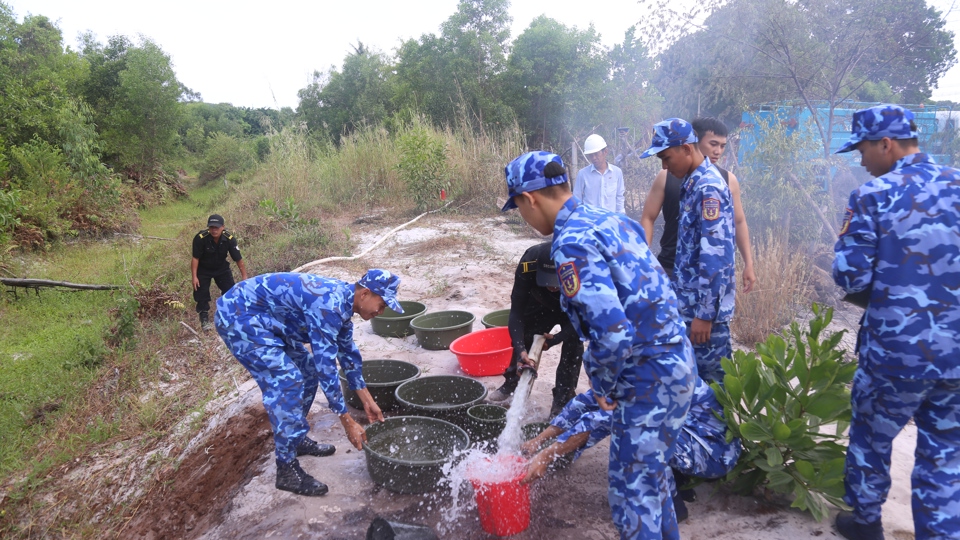 C&aacute;n bộ, chiến sĩ thuộc Bộ Tư lệnh V&ugrave;ng Cảnh s&aacute;t biển 4 tham gia chữa ch&aacute;y.