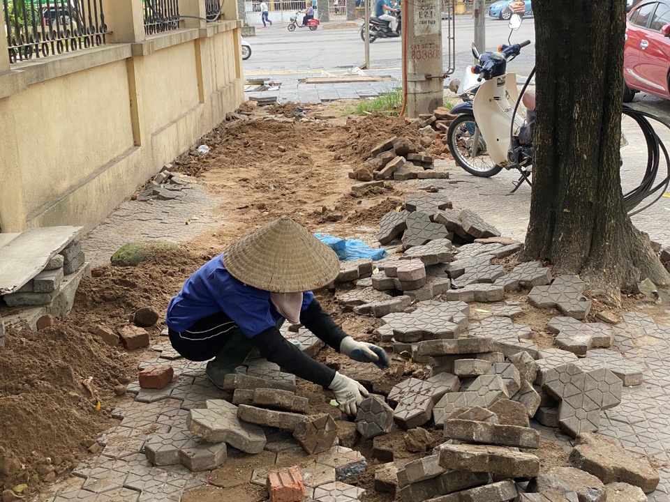 Thực hiện x&atilde; hội h&oacute;a phần l&aacute;t ho&agrave;n thiện vỉa h&egrave; nhận được sự đồng thuận, tham gia, hướng ứng t&iacute;ch cực của người d&acirc;n.