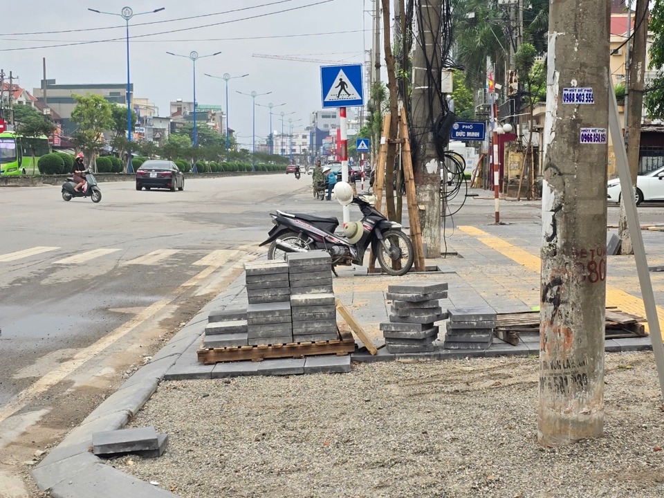 Người d&acirc;n, doanh nghiệp thực hiện l&aacute;t vỉa h&egrave; theo thiết kế chung đối với phạm vi vỉa h&egrave; ph&iacute;a trước hộ d&acirc;n, doanh nghiệp.