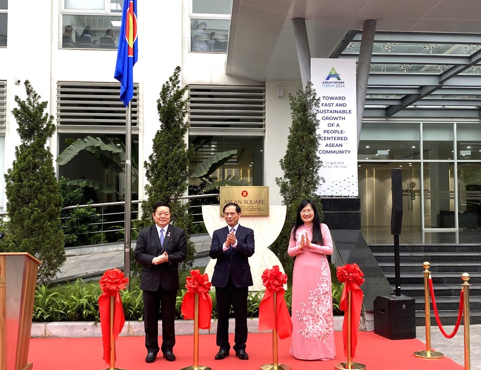 "Lễ cắt băng kh&aacute;nh th&agrave;nh Quảng trường ASEAN" tại Học viện Ngoại giao, H&agrave; Nội.