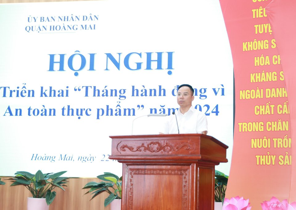 Ph&oacute; Chủ tịch UBND quận Ho&agrave;ng Mai V&otilde; Xu&acirc;n Trọng ph&aacute;t biểu tại hội nghị. Ảnh AT