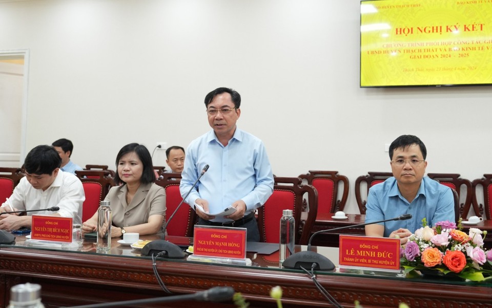 Chủ tịch UBND huyện Thạch Thất Nguyễn Mạnh Hồng ph&aacute;t biểu tại hội nghị. &nbsp;