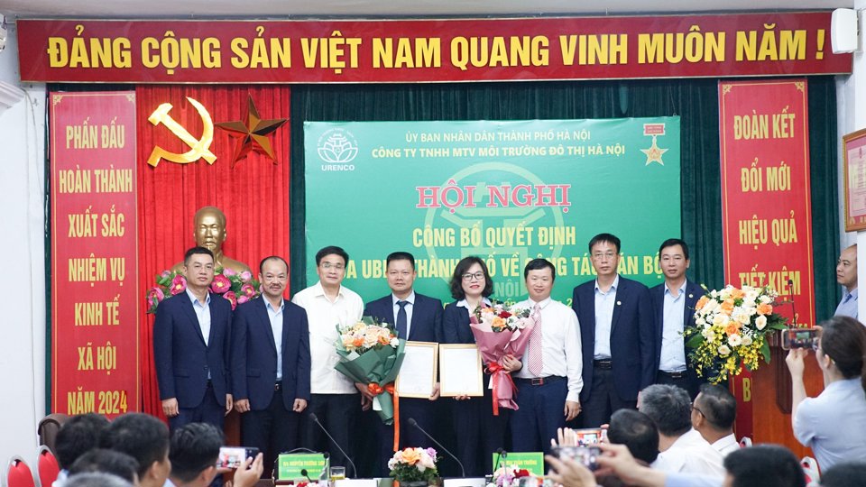 C&aacute;c đại biểu ch&uacute;c mừng đồng ch&iacute; Vũ V&acirc;n H&agrave; v&agrave; Nguyễn Hải Phong được UBND th&agrave;nh phố t&iacute;n nhiệm giao đảm nhận nhiệm vụ mới.