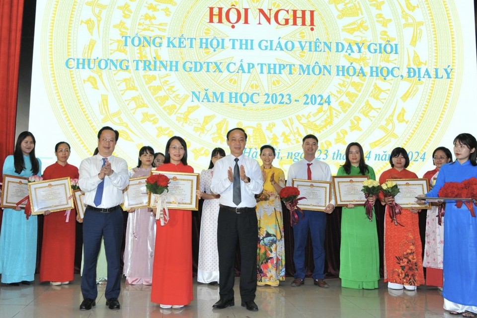 Giám đốc Sở GD&ĐT Hà Nội Trần Thế Cương, Phó Giám đốc Sở GD&ĐT Hà Nội Nguyễn Quang Tuấn trao giấy khen cho các giáo viên dạy giỏi