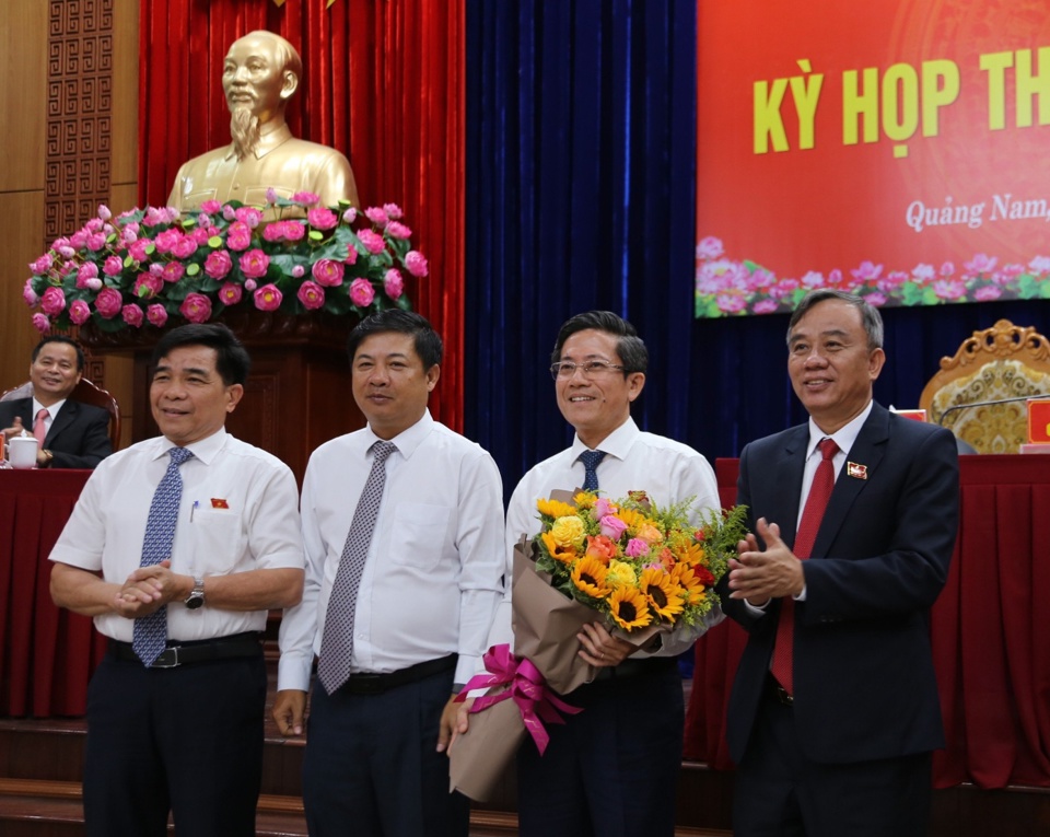 &Ocirc;ng Trần Nam Hưng (thứ hai phải sang) được bầu l&agrave;m Ph&oacute; Chủ tịch UBND tỉnh Quảng Nam.
