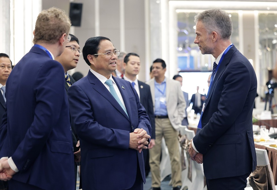 Thủ tướng Chính phủ Phạm Minh Chính với các lãnh đạo doanh nghiệp ASEAN và đối tác tham dự tọa đàm. Ảnh: Dương Giang
