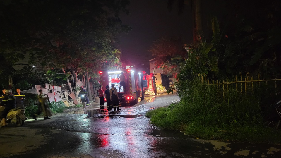 Hà Nội: Cháy kho đồ gỗ ở huyện Thanh Trì - Ảnh 1