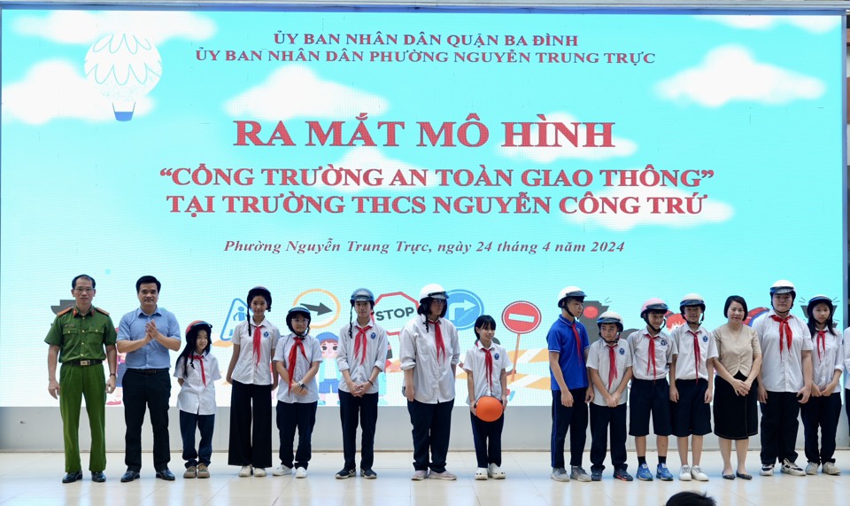L&atilde;nh đạo phường Nguyễn Trung Trực trao tặng mũ bảo hiểm cho c&aacute;c em học sinh trường THCS Nguyễn C&ocirc;ng Trứ.