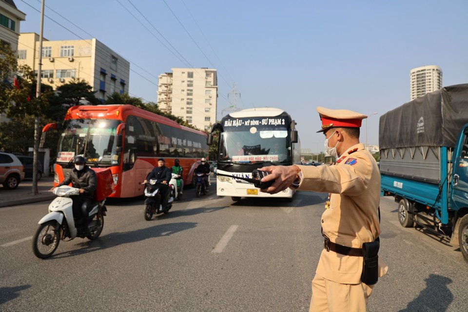 Cảnh sát giao thông làm nhiệm vụ phân luồng trên đường Giải Phóng, Hà Nội. Ảnh: Công Hùng