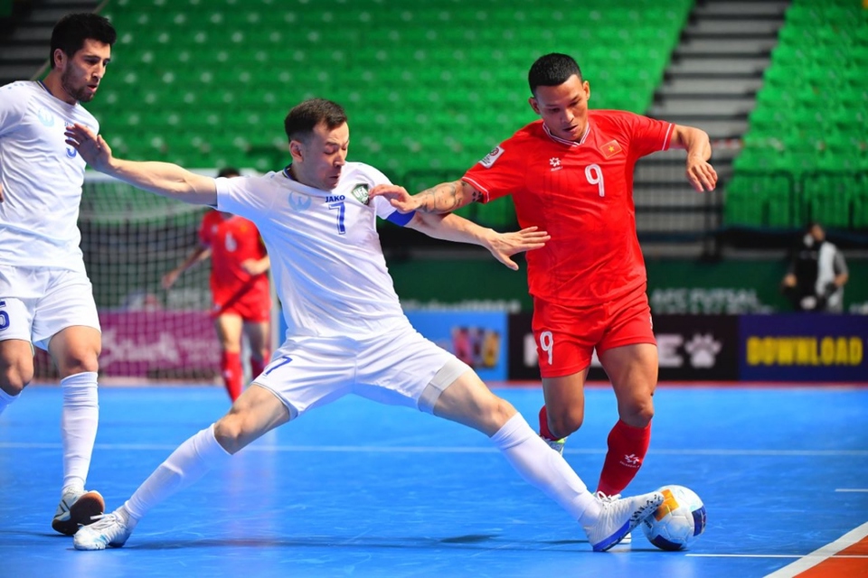 Tuyển futsal Việt Nam để thua tuyển futsal Uzbekistan ở tứ kết giải futsal chacirc;u Aacute; 2024 Ảnh: UFA