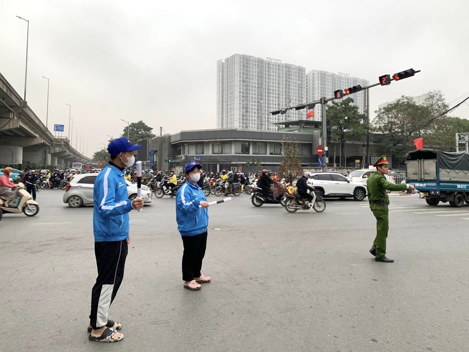 Đo&agrave;n Thanh ni&ecirc;n v&agrave; C&ocirc;ng an phường Ho&agrave;ng Liệt đ&atilde; l&ecirc;n kế hoạch hỗ trợ đội 14 CSGT chống &ugrave;n tắc tại n&uacute;t giao th&ocirc;ng bến xe Nước Ngầm. Ảnh: BK