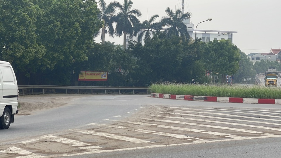 Mất an toàn giao thông tại khu vực đường Ỷ Lan - cầu vượt Phú Thụy - Ảnh 1