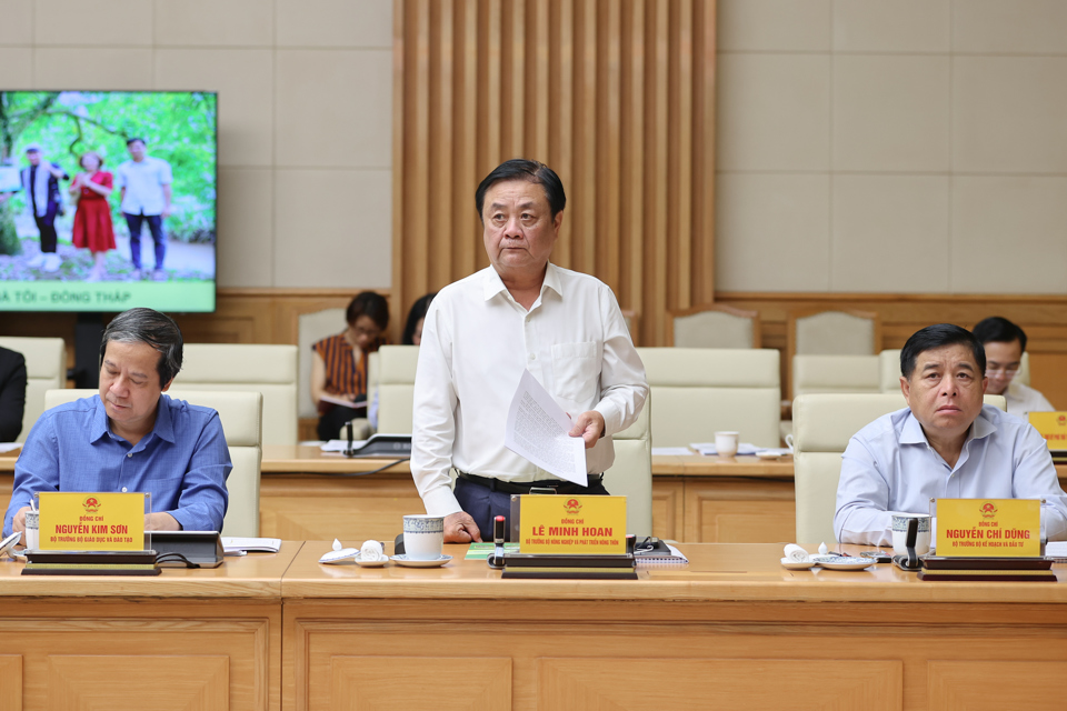 Bộ trưởng Bộ NNamp;PTNT Lecirc; Minh Hoan phaacute;t biểu tại phiecirc;n họp.