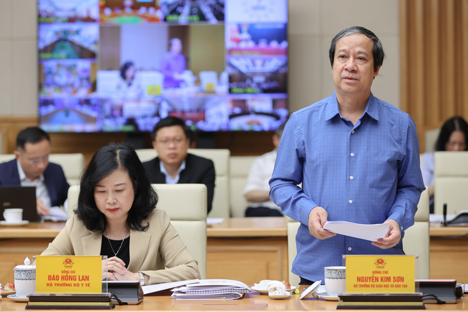 Bộ trưởng Bộ GDamp;ĐT Nguyễn Kim Sơn phaacute;t biểu tại phiecirc;n họp.