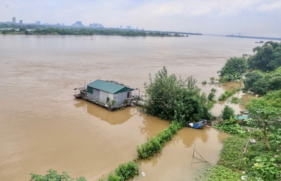 Mực nước s&ocirc;ng H&ocirc;̀ng có th&ecirc;̉ d&acirc;ng cao trong b&ocirc;́i cảnh các h&ocirc;̀ chứa thủy đi&ecirc;̣n xả lũ do mưa lớn kéo dài những ngày tới.