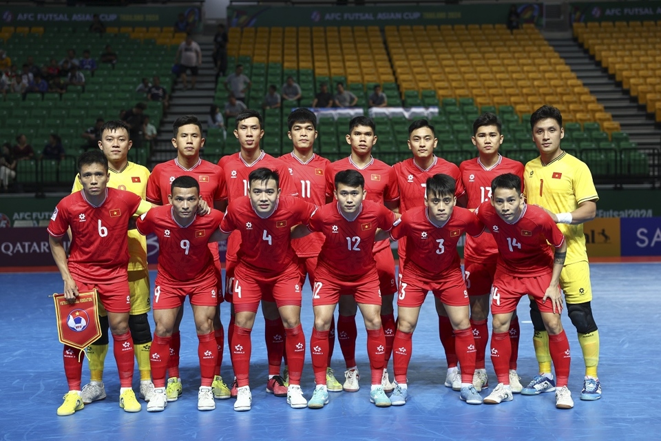 Tuyển futsal Việt Nam tigrave;m veacute; dự World Cup trong trận đấu với tuyển futsal Uzbekistan. Ảnh: AFC.