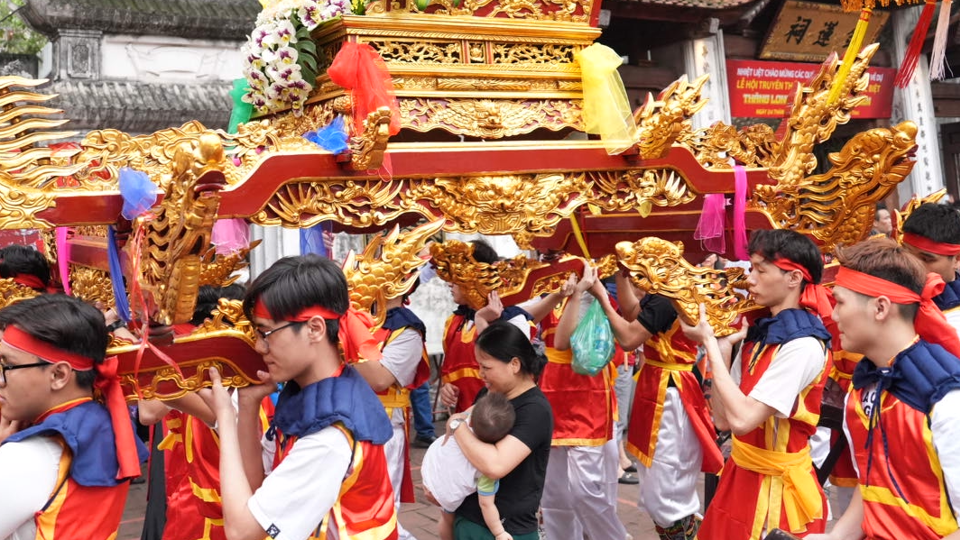 Lễ hội đền Kim Liên: người dân bế trẻ nhỏ, len lỏi chui kiệu cầu may - Ảnh 1