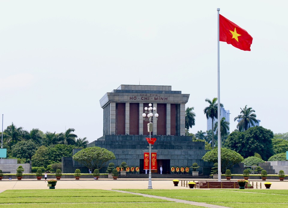 Quảng trường Ba Đigrave;nh lagrave; quảng trường lớn nhất Việt Nam. Ảnh: Duy Khaacute;nh