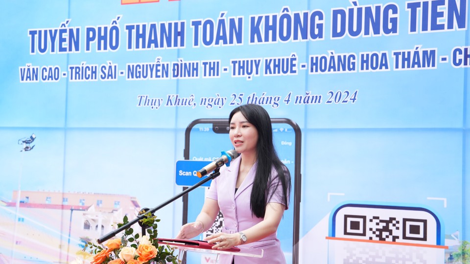 Ph&oacute; Chủ tịch&nbsp;UBND quận T&acirc;y Hồ B&ugrave;i Thị Lan Phương ph&aacute;t biểu tại buổi lễ.