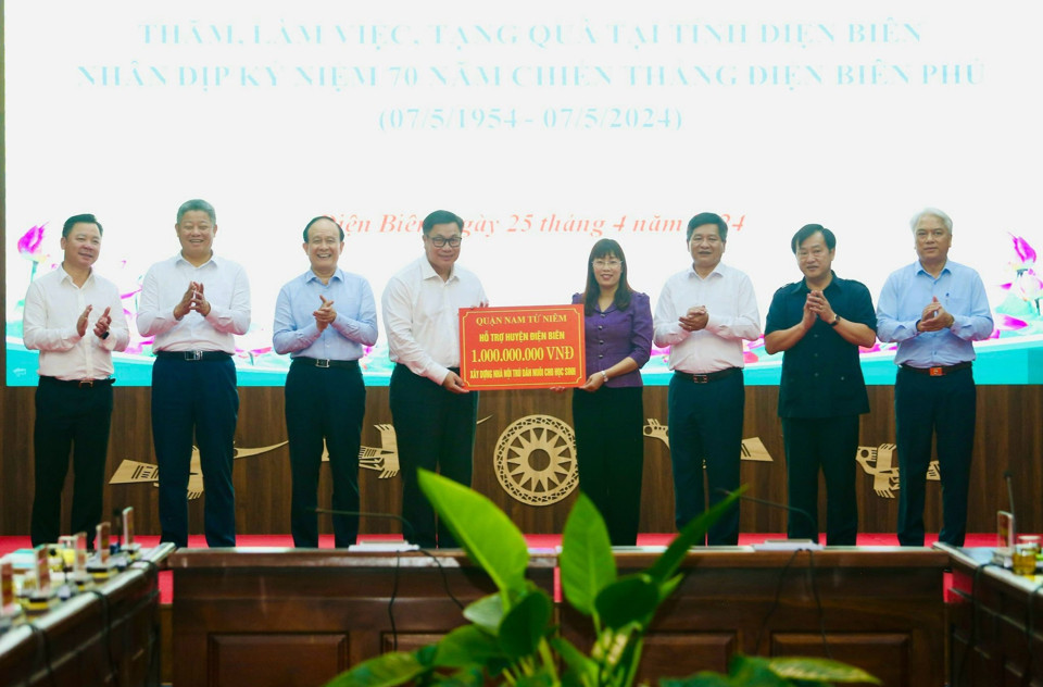 B&iacute; thư Quận ủy Nam Từ Li&ecirc;m Nguyễn Quang Hiếu trao hỗ trợ cho đại diện huyện Điện Bi&ecirc;n.