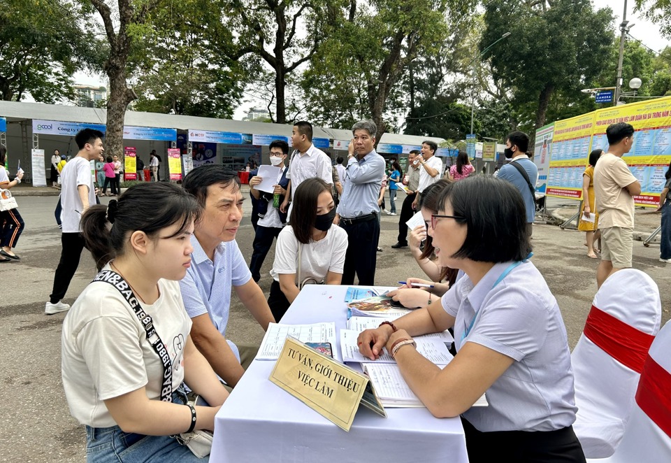 C&aacute;n bộ Trung t&acirc;m Dịch vụ việc l&agrave;m H&agrave; Nội giới thiệu c&aacute;c vị tr&iacute; việc l&agrave;m cho người lao động tại Phi&ecirc;n Giao dịch việc l&agrave;m quận Hai B&agrave; Trưng năm 2024. Ảnh: Trần Oanh