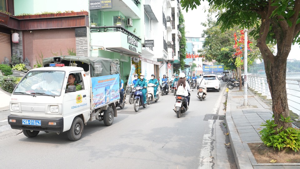 Phường Thuỵ Khu&ecirc; ra qu&acirc;n tuy&ecirc;n truyền vận động Nh&acirc;n d&acirc;n, c&aacute;c cơ sở kinh doanh đẩy mạnh c&ocirc;ng t&aacute;c thanh to&aacute;n kh&ocirc;ng d&ugrave;ng tiền mặt tr&ecirc;n địa b&agrave;n.